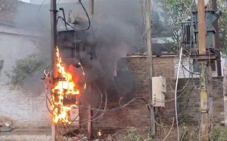 गुना में बूढ़े बालाजी क्षेत्र में ट्रांसफार्मर में भड़की भीषण आग : बारिश के बीच फैला करंट, टला बड़ा हादसा