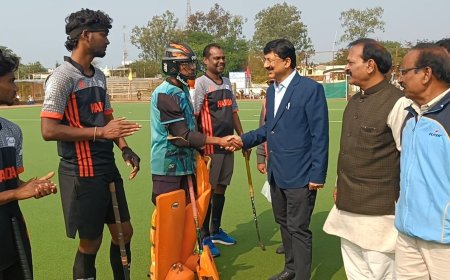 संजय गांधी स्टेडियम में हॉकी टूर्नामेंट का रोमांच  , कलेक्टर ने खिलाड़ियों से मिलकर बढ़ाया उत्साह