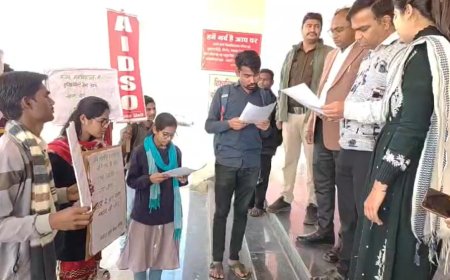 छात्रों का भविष्य अधर में : एनएसयूआई के बाद अब डीएसओ ने खोला मोर्चा ; परीक्षा से एक दिन पहले विश्वविद्यालय ने निरस्त किए परीक्षा फ़ार्म