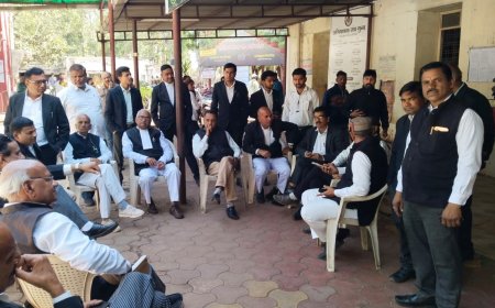 अधिवक्ता सक्सेना की हत्या के विरोध में उबला प्रदेश  गुना में भी वकीलों ने काम बंद रख दी सीएम हाउस घेराव की चेतावनी