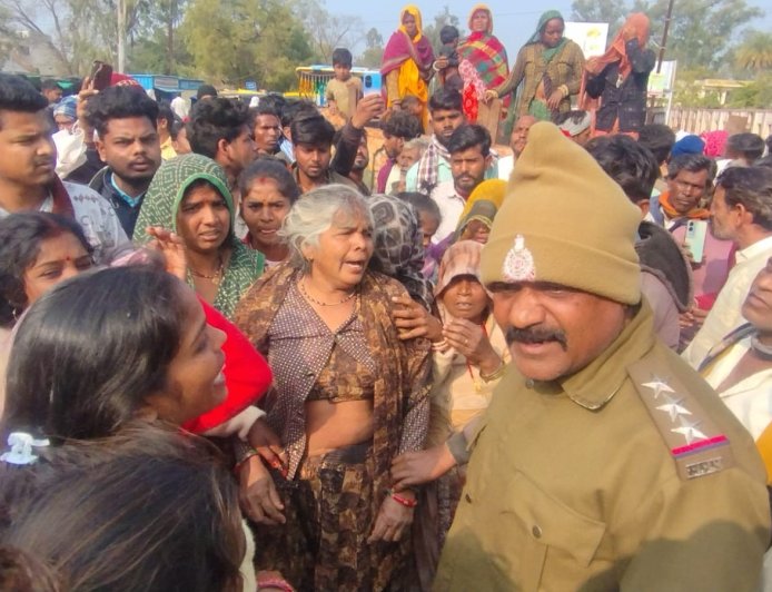 भदौरा के जंगल में मिली अधेड़ की सिर कटी लाश: मृतक के शव को ले जाने एंबुलेंस नहीं दे पाया प्रशासन, सीबीआई जांच की मांग लेकर परिजनों ने किया चक्काजाम
