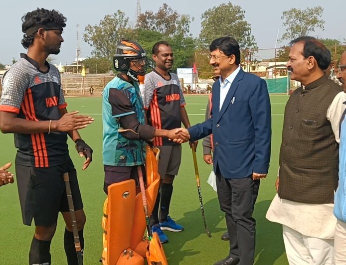 संजय गांधी स्टेडियम में हॉकी टूर्नामेंट का रोमांच  , कलेक्टर ने खिलाड़ियों से मिलकर बढ़ाया उत्साह