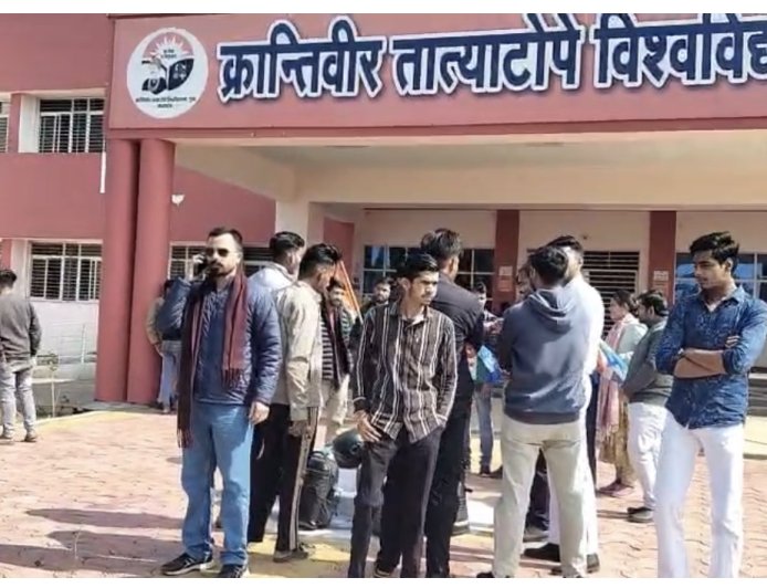 मनमानी के खिलाफ एनएसयूआई का दूसरे दिन भी हल्लाबोल