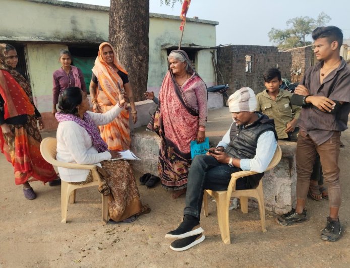 नेटवर्क की समस्या आई तो नीम के पेड़ पर चढ़ स्वास्थ्य विभाग नें  बना डाले 21 आयुष्मान कार्ड