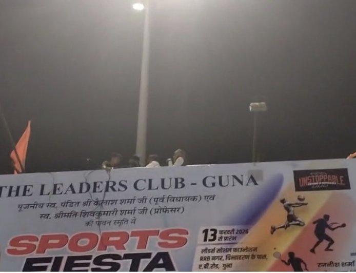 मोबाइल चोरी की रिपोर्ट न लिखे जाने से नाराज युवक चढ़ा गैंट्री पोल पर