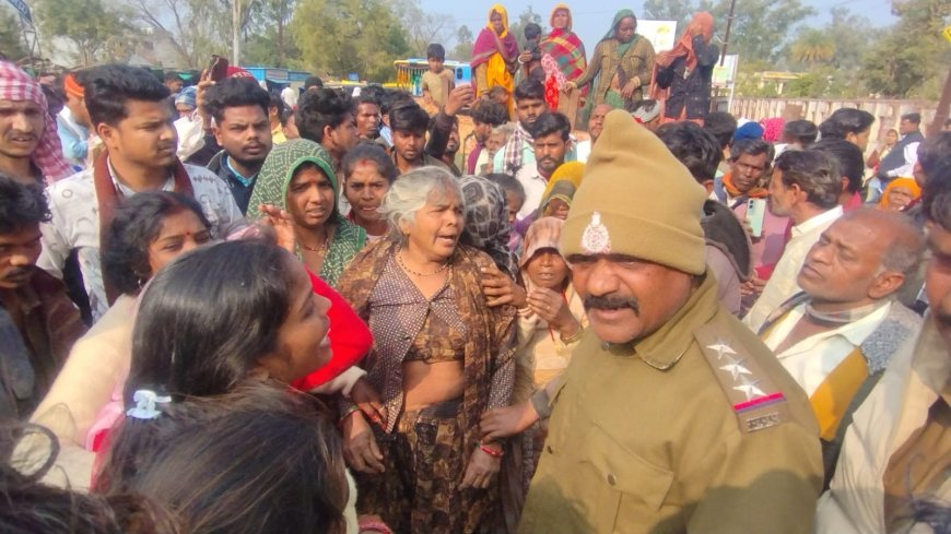 भदौरा के जंगल में मिली अधेड़ की सिर कटी लाश: मृतक के शव को ले जाने एंबुलेंस नहीं दे पाया प्रशासन, सीबीआई जांच की मांग लेकर परिजनों ने किया चक्काजाम