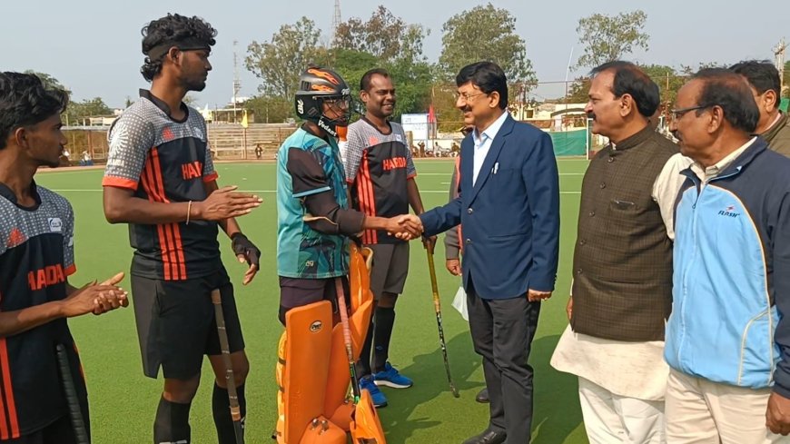 संजय गांधी स्टेडियम में हॉकी टूर्नामेंट का रोमांच  , कलेक्टर ने खिलाड़ियों से मिलकर बढ़ाया उत्साह