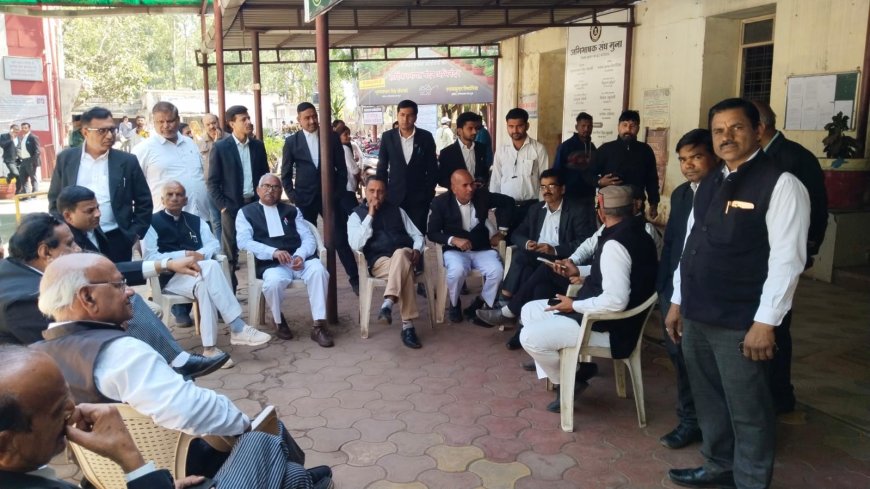 अधिवक्ता सक्सेना की हत्या के विरोध में उबला प्रदेश  गुना में भी वकीलों ने काम बंद रख दी सीएम हाउस घेराव की चेतावनी