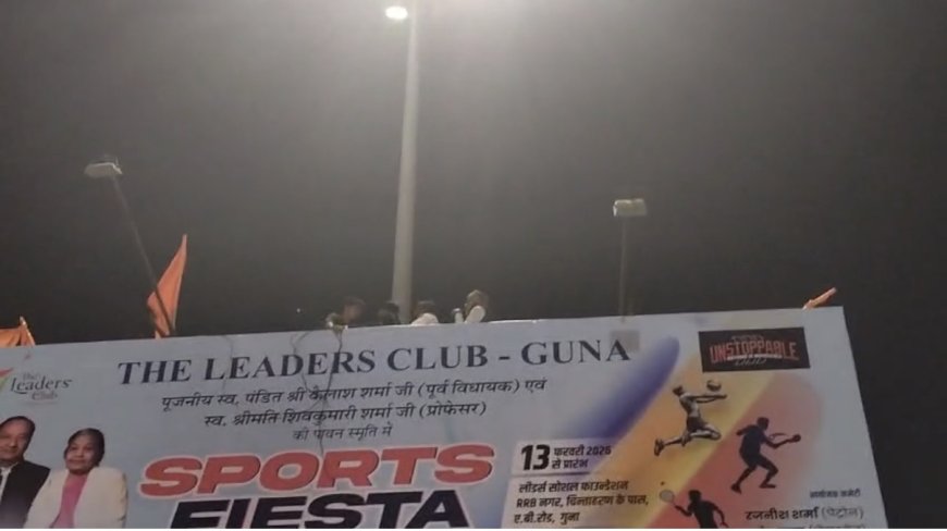 मोबाइल चोरी की रिपोर्ट न लिखे जाने से नाराज युवक चढ़ा गैंट्री पोल पर