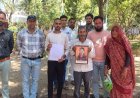 गुना में न्याय के लिए मृत बेटी की फोटो लेकर एसपी ऑफिस पहुंचे परिजन