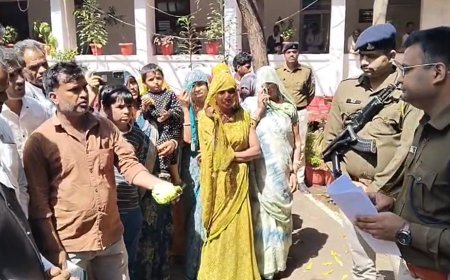 हाथ में सल्फास की डिब्बी लेकर लगाई न्याय की गुहार