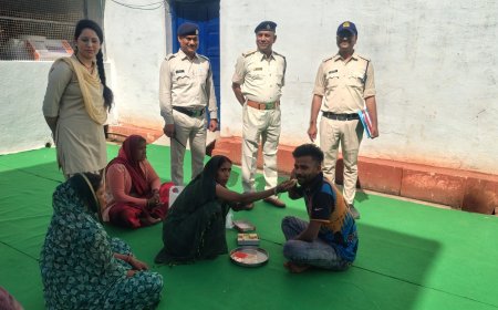 सलाखों के पीछे बहनों ने भाइयों को लगाया तिलक, अपराध न करने का लिया वचन