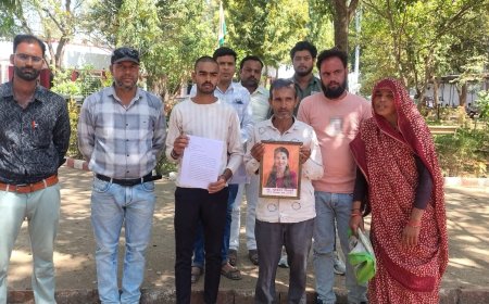 गुना में न्याय के लिए मृत बेटी की फोटो लेकर एसपी ऑफिस पहुंचे परिजन