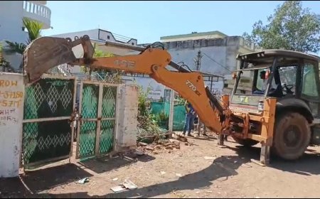 आरओबी निर्माण की राह में बाधा बने अतिक्रमण पर चला बुलडोजर
