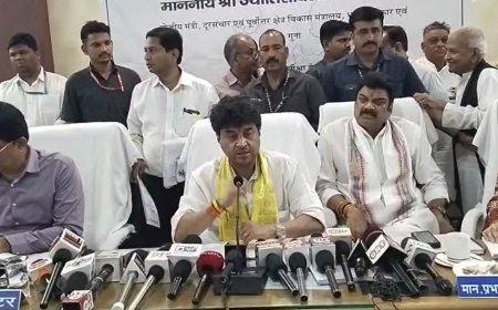 गुना नगरपालिका की राजनीति से ज्योतिरादित्य सिंधिया अंजान!  प्रस्ताव गिर रहे, पार्षद निलंबित हो रहे, सिंधिया को पता तक नहीं