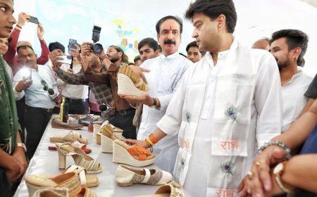 एफडीडीआई पहुंचे सिंधिया, छात्रों से किया संवाद