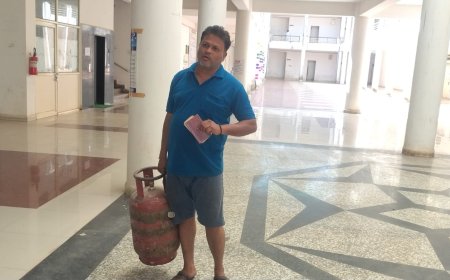 जनसुनवाई में खाली सिलेंडर लेकर पहुंचा उपभोक्ता