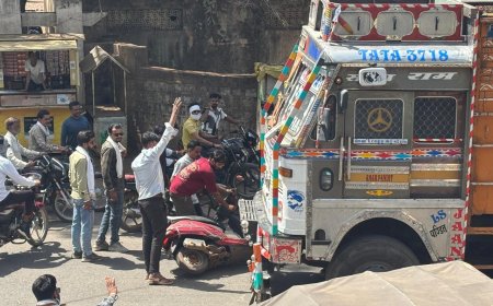 हनुमान चौराहे पर बड़ा हादसा टला, ट्रक की चपेट में आई एक्टिवा