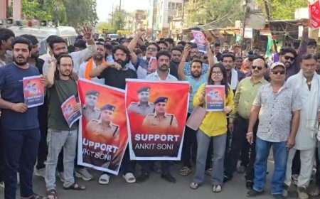 पूर्व एसपी के समर्थन में रैली,नागरिकों ने कलेक्ट्रेट पहुंच मुख्यमंत्री के नाम सौंपा ज्ञापन