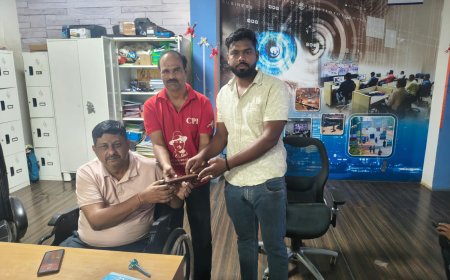 ईमानदारी की मिसाल: ऑटो चालक ने हाईवे पर मिला मोबाइल पुलिस को सौंपा