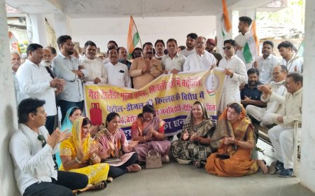 महंगाई के खिलाफ ज्ञापन देने पहुंचे कांग्रेसियों ने गाया भजन