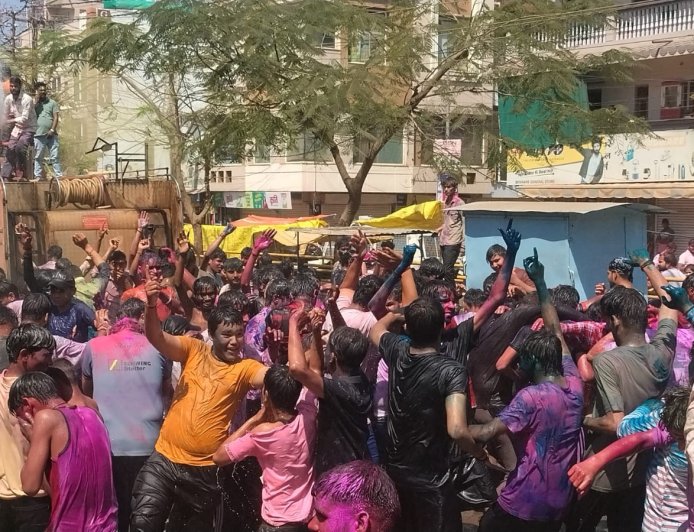 रंगों से सराबोर हुआ शहर, 11वें वर्ष भी उत्साह के साथ निकला पारंपरिक गैर महोत्सव