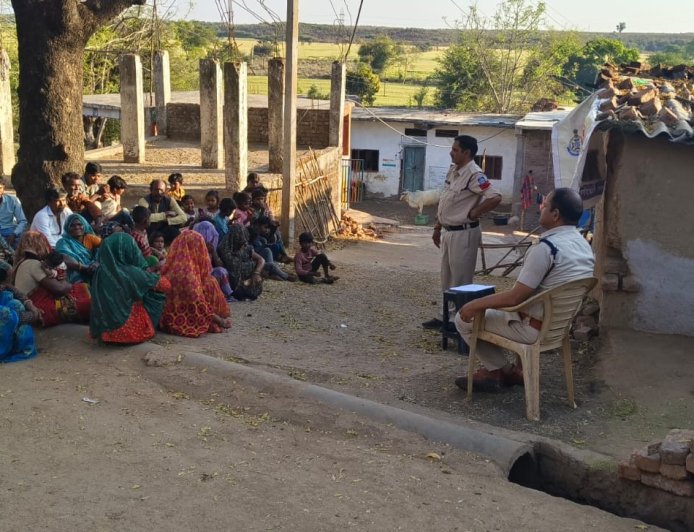 गुना पुलिस की पहल !  सिंघाडी, विनायकखेडी और एकलव्य स्कूल में लगाए जन चेतना शिविर