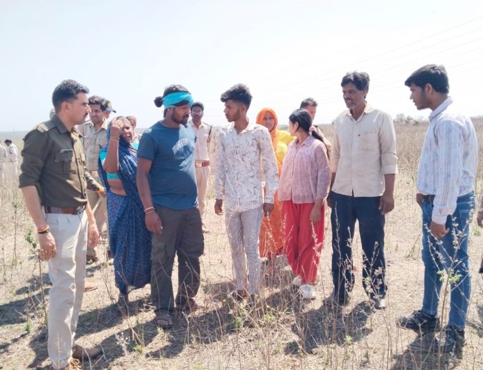 सोजना में अतिक्रमण हटाने के दौरान विवाद, जेसीबी के सामने लेटी महिलाएं