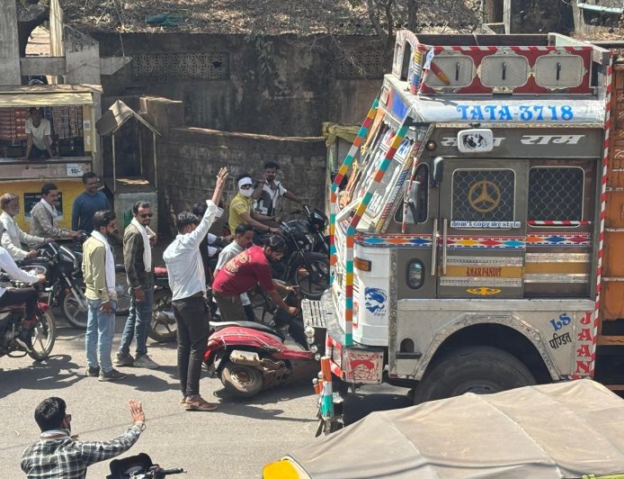 हनुमान चौराहे पर बड़ा हादसा टला, ट्रक की चपेट में आई एक्टिवा