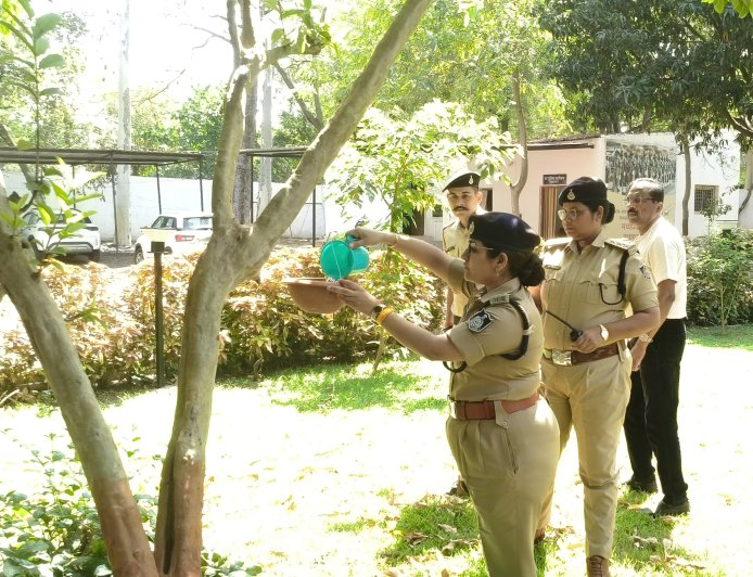 गुना पुलिस की मानवीय पहल: भीषण गर्मी में पक्षियों के लिए जल व्यवस्था