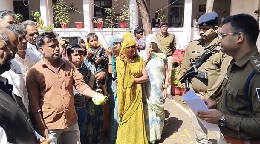 हाथ में सल्फास की डिब्बी लेकर लगाई न्याय की गुहार