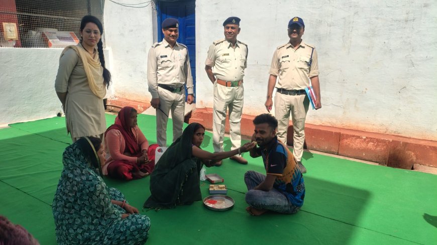 सलाखों के पीछे बहनों ने भाइयों को लगाया तिलक, अपराध न करने का लिया वचन