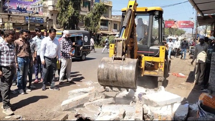 भुल्लनपुरा चौराहे पर चला बुलडोजर, हादसों के बाद खुली प्रशासन की नींद