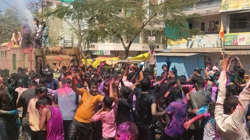 रंगों से सराबोर हुआ शहर, 11वें वर्ष भी उत्साह के साथ निकला पारंपरिक गैर महोत्सव