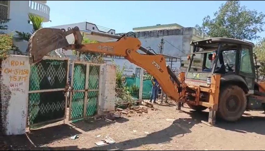 आरओबी निर्माण की राह में बाधा बने अतिक्रमण पर चला बुलडोजर