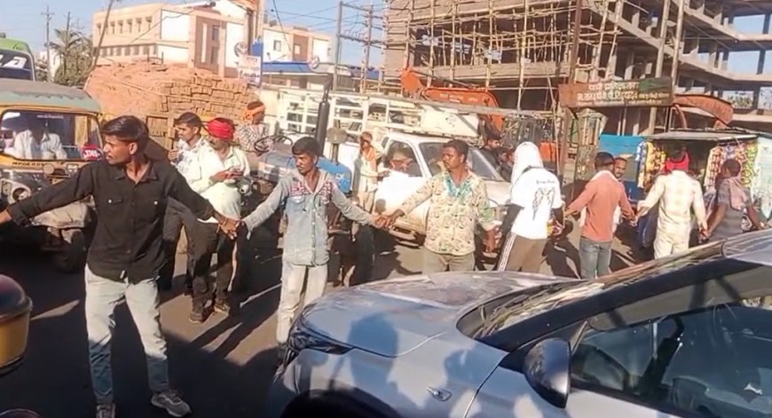 मंडी में व्यापारी और स्टाफ के बीच विवाद, फिर किसानों ने किया चक्काजाम