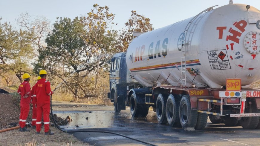 ओवरटेक के प्रयास में गैस टैंकर से टकराया ट्रक, सैकड़ों टन एलपीजी लीकेज
