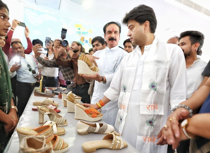 एफडीडीआई पहुंचे सिंधिया, छात्रों से किया संवाद