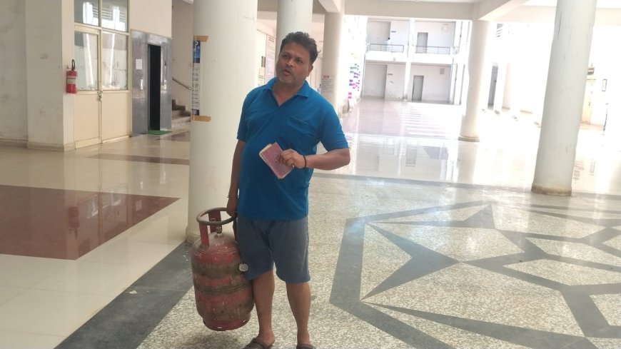 जनसुनवाई में खाली सिलेंडर लेकर पहुंचा उपभोक्ता