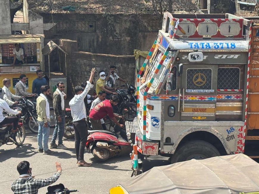 हनुमान चौराहे पर बड़ा हादसा टला, ट्रक की चपेट में आई एक्टिवा