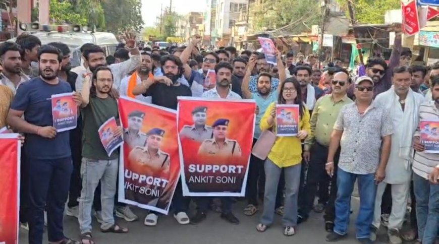 पूर्व एसपी के समर्थन में रैली,नागरिकों ने कलेक्ट्रेट पहुंच मुख्यमंत्री के नाम सौंपा ज्ञापन