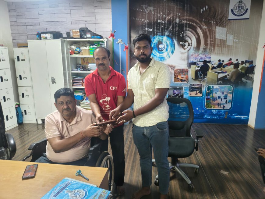 ईमानदारी की मिसाल: ऑटो चालक ने हाईवे पर मिला मोबाइल पुलिस को सौंपा