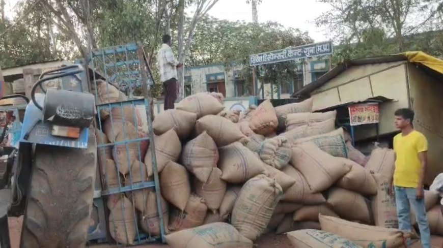 कैंट थाने के पास अनाज से भरी ट्रॉली पलटी