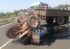 तेज रफ्तार ट्रक ने ट्रैक्टर और बाईक सवार को उड़ाया