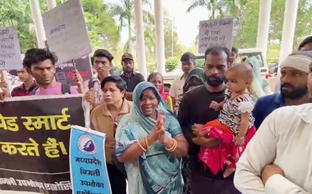 दुधमुंही बच्ची और बिलखती सास ने मांगा न्याय