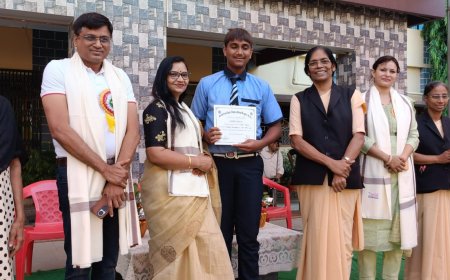 मधुमक्खी हमले में मदद करने वाले डॉक्टर दंपति का स्कूल में सम्मान