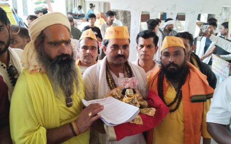 गोद में नन्हे कान्हाजी लेकर कलेक्ट्रेट पहुंचे गौसेवक