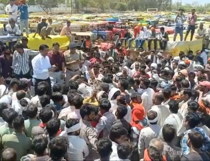 गुना मंडी में बंपर आवक से हंगामा: गेहूं के दाम गिरते ही किसानों का चक्काजाम, प्रशासन ने कराया समझौता