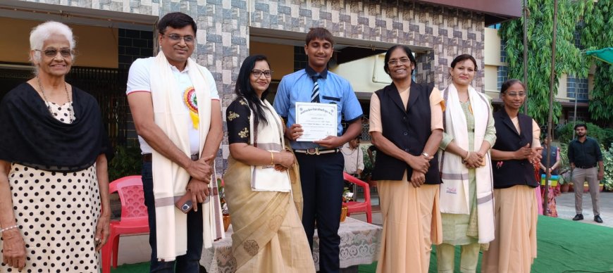 मधुमक्खी हमले में मदद करने वाले डॉक्टर दंपति का स्कूल में सम्मान