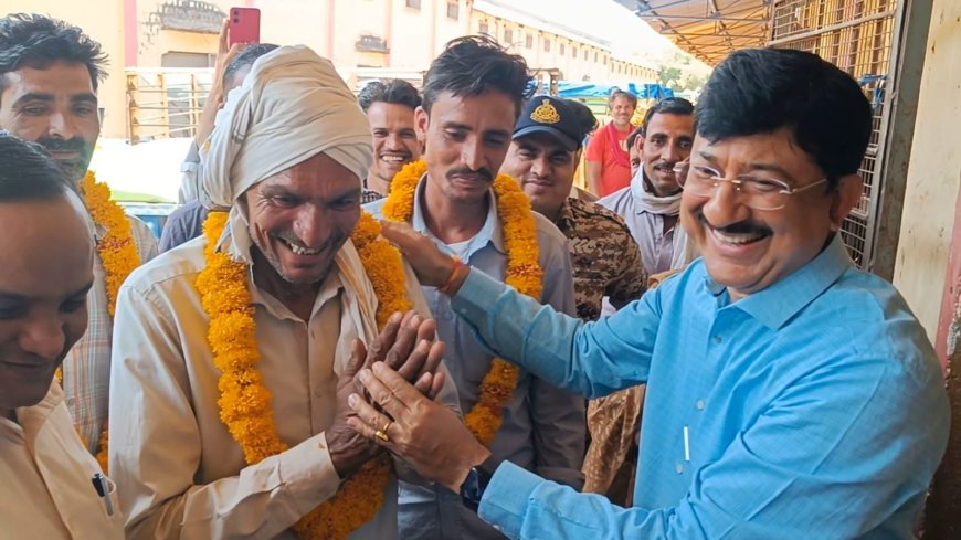 गुना में समर्थन मूल्य पर खरीदी हुई शुरु, कलेक्टर ने किसान को पहनाई माला